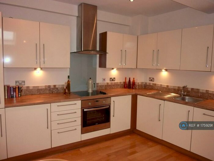 2 Bedroom Flat To Rent In Bradford, Bradford, BD4