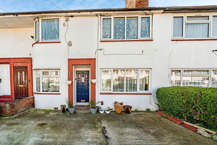 2 Bedroom Maisonette For Sale In Cornwall Avenue, Slough, SL2
