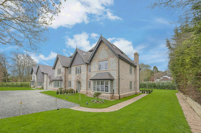 3 Bedroom Apartment To Rent In West Purley, Surrey, CR8