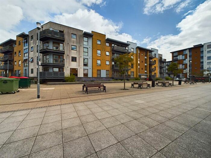 2 Bedroom Flat To Rent In Pembroke Park, RH10