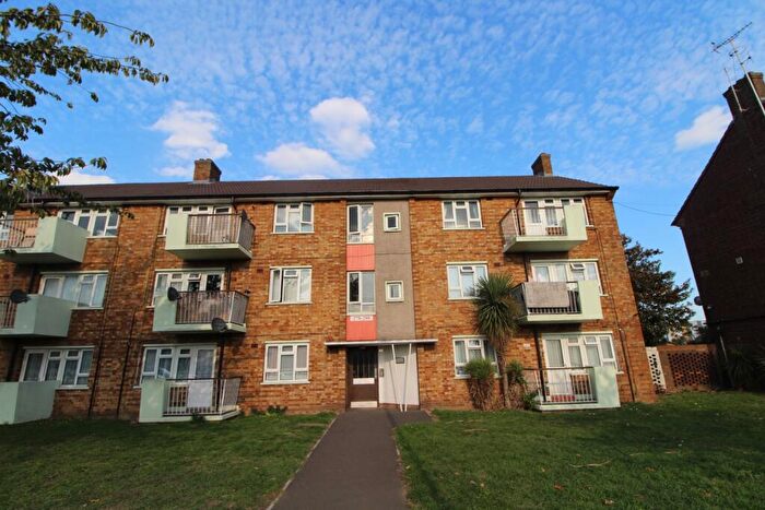 2 Bedroom Flat To Rent In Rainham Road South, Dagenham, Essex, RM10