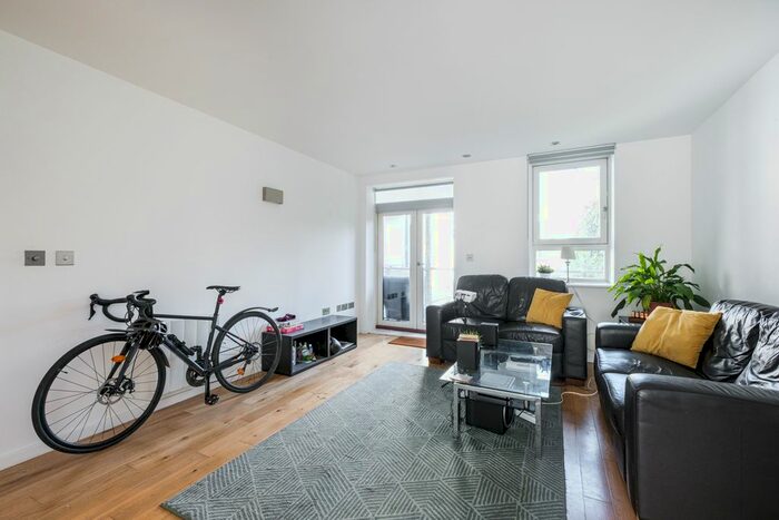 3 Bedroom Flat To Rent In The Retreat, Earlsfield, SW18