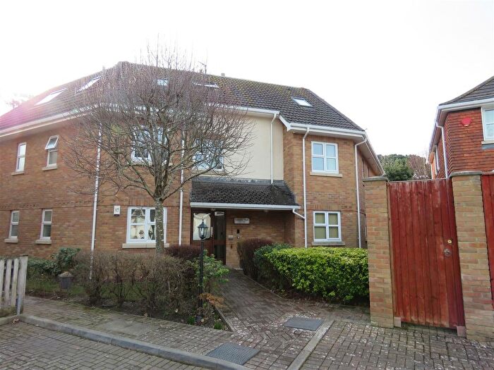 2 Bedroom Flat To Rent In Lavender Walk, Barton On Sea, New Milton, BH25