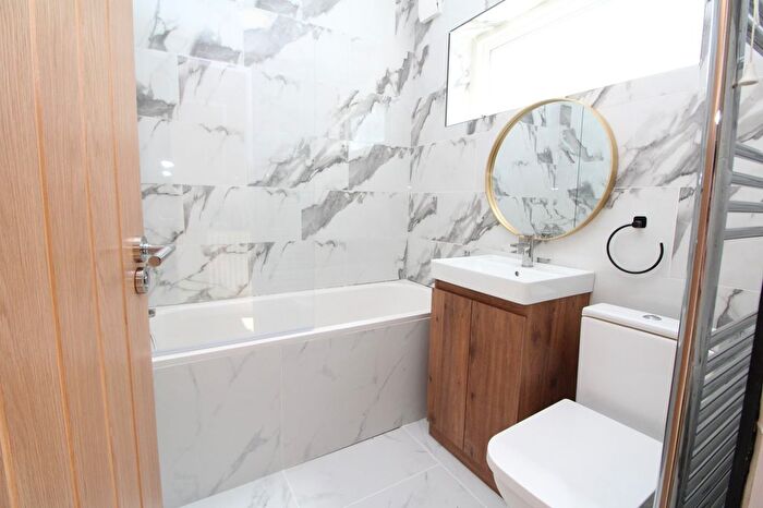 2 Bedroom Flat To Rent In Plum Lane, Woolwich, SE18