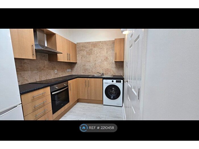 2 Bedroom Flat To Rent In Meanwood Road, Leeds, LS6