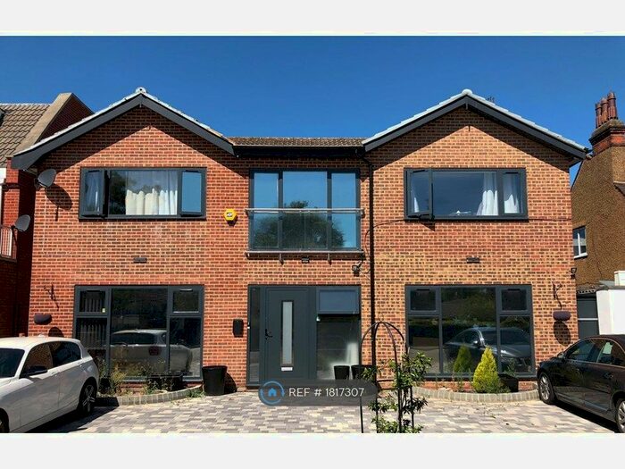 Studio To Rent In Cranbrook Road, Ilford, IG6