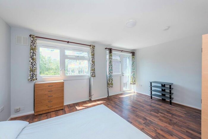 3 Bedroom Flat To Rent In Aveline Street, Oval, London, SE11