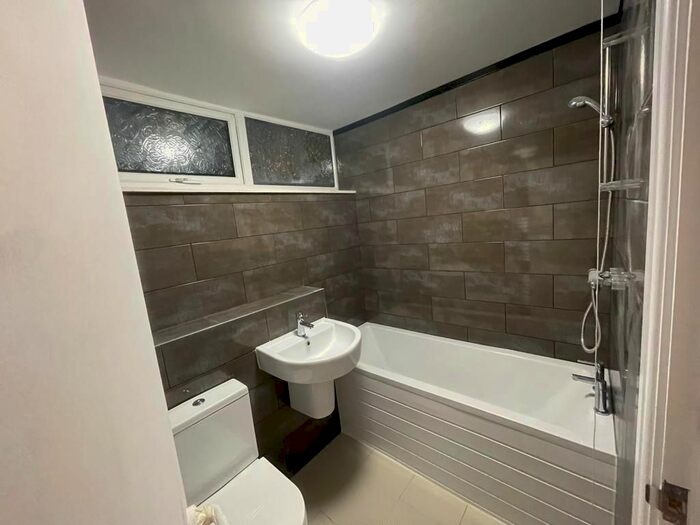 4 Bedroom Terraced House To Rent In Ballantyne Road, Farnborough, GU14