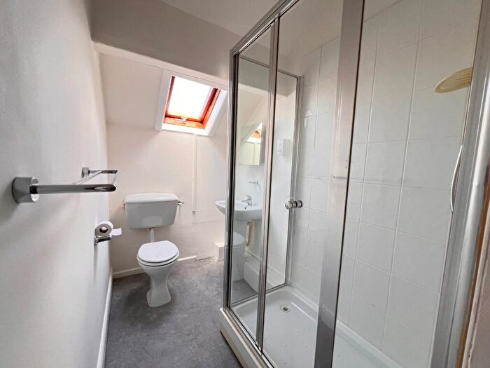 1 Bedroom Flat To Rent In Apt, Lake Road, FY8