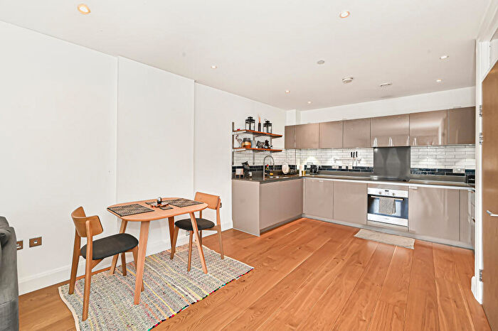 2 Bedroom Flat To Rent In Hoey Court, Bow, E3