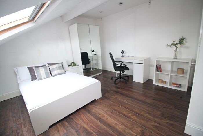 5 Bedroom Flat To Rent In Top Flat, Kelso Road, LS2
