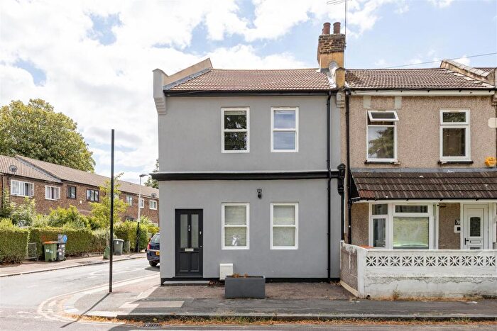 2 Bedroom House For Sale In Cemetery Road, Forest Gate, E7