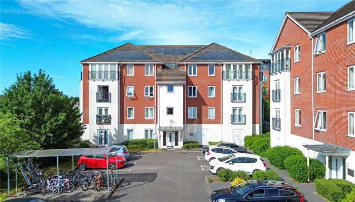 2 Bedroom Apartment For Sale In Regis Park Road, Reading, Berkshire, RG6