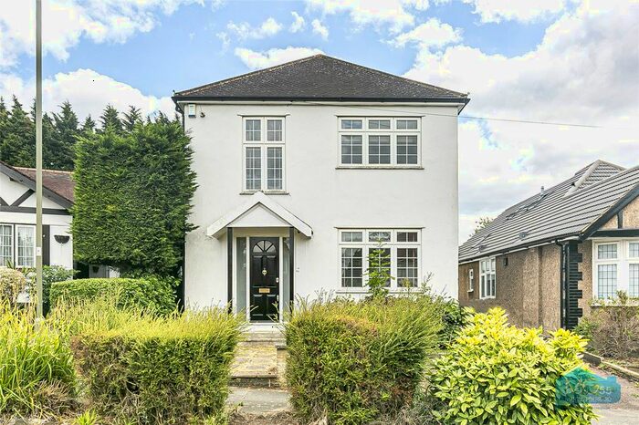 3 Bedroom Detached House To Rent In Ashurst Road, Barnet, EN4