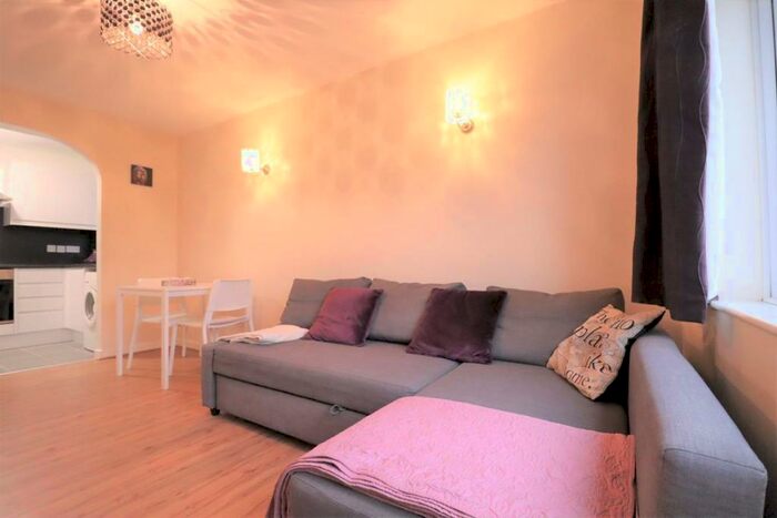 1 Bedroom Flat To Rent In Richmond Court, St. Peters Street, Cardiff, CF24