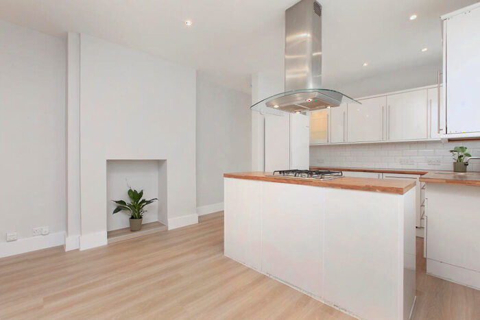3 Bedroom Maisonette To Rent In Barnard Road, Battersea, London, SW11
