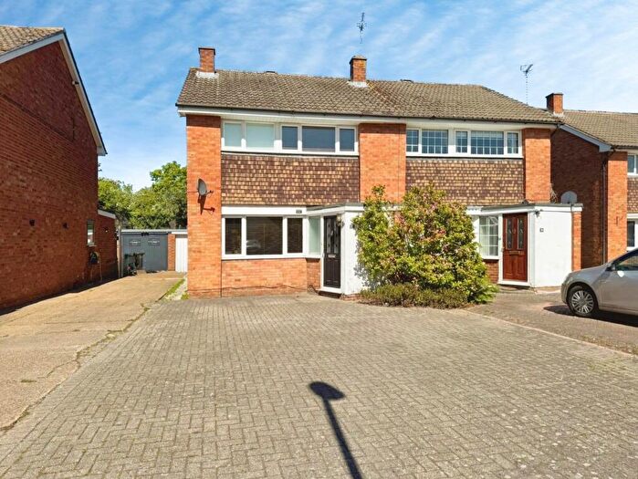 3 Bedroom Semi-Detached House For Sale In Vauxhall Drive, Woodley, Reading, RG5