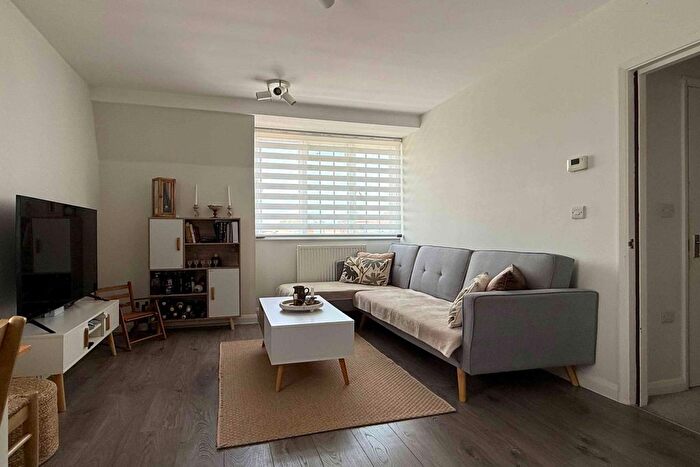 1 Bedroom Flat To Rent In Kings Head Alley, Leatherhead, KT22