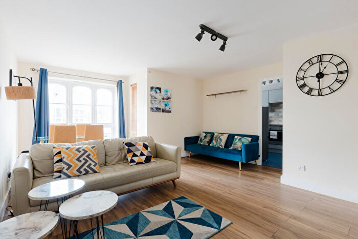 2 Bedroom Flat To Rent In Wheat Sheaf Close, London, London, E14