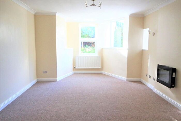 2 Bedroom Flat To Rent In Cleveland Road, Torquay, Devon, TQ2