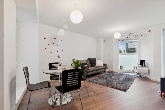 2 Bedroom Flat To Rent In Highland Court, Cudworth Street, E1