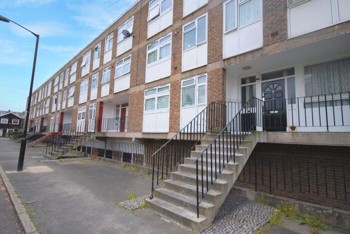 3 Bedroom Flat To Rent In Lorrimore Square Kennington, SE17