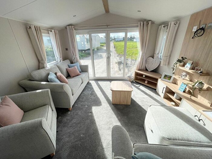 2 Bedroom Mobile/park Home For Sale In Crantock, Newquay, TR8