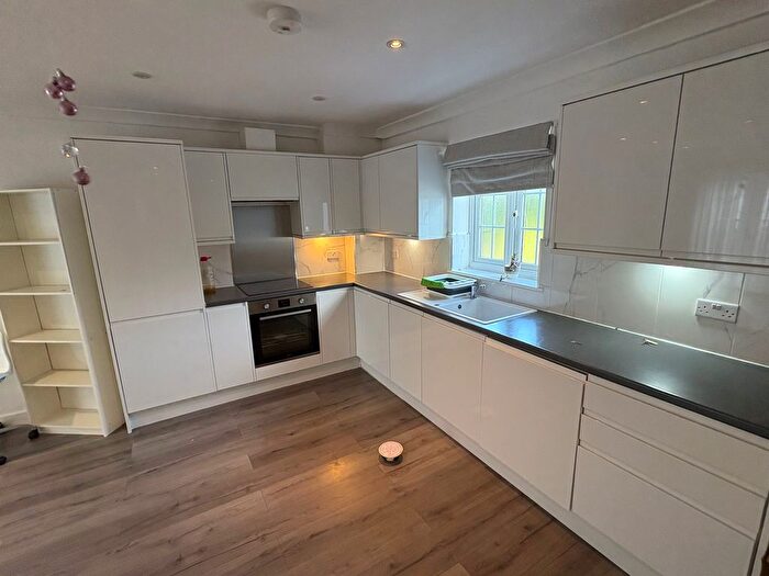 1 Bedroom Flat To Rent In Queens Road, Weybridge, KT13