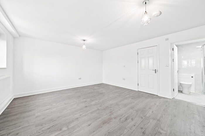 Studio To Rent In Cannon Street Road, London, E1