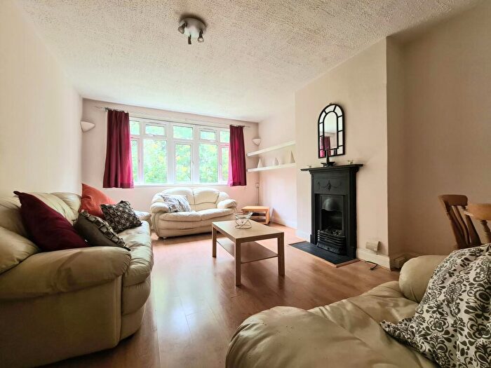 3 Bedroom Flat To Rent In Watford Way, Hendon, London, NW4