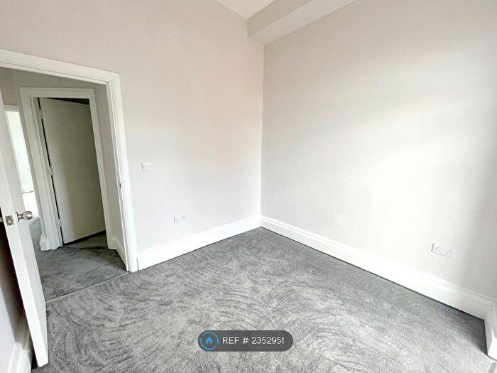 2 Bedroom Flat To Rent In Brownhill Road, London, SE6