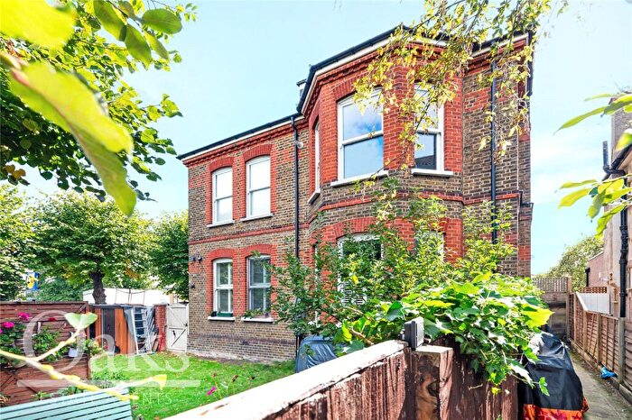 1 Bedroom Maisonette For Sale In Graham Avenue, Mitcham, CR4