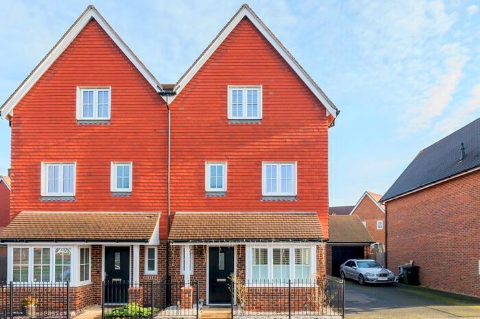 4 Bedroom Semi-Detached House To Rent In Moy Green Drive, Horley, RH6