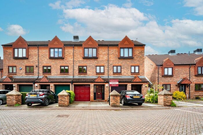 3 Bedroom Terraced House For Sale In De Grey Court, York, YO30