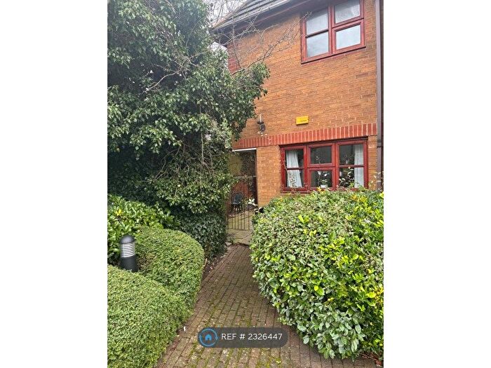 1 Bedroom Semi-Detached House To Rent In Barton Close, London, NW4