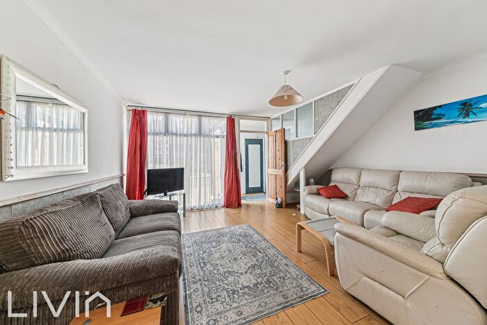 2 Bedroom End Of Terrace House For Sale In Lawdons Gardens, Croydon, CR0
