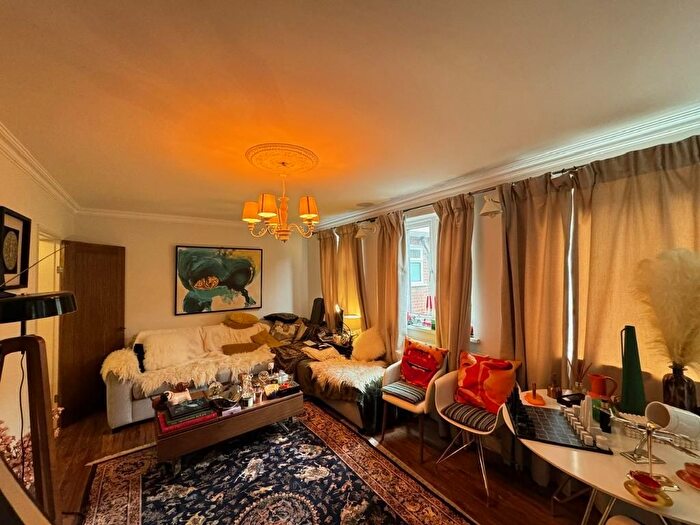 2 Bedroom Flat To Rent In Montague Road, Wimbledon, London, SW19