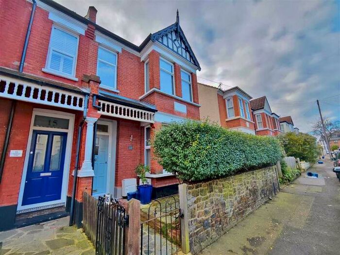 2 Bedroom Flat To Rent In Hermitage Road, Westcliff-on-sea, Essex, SS0