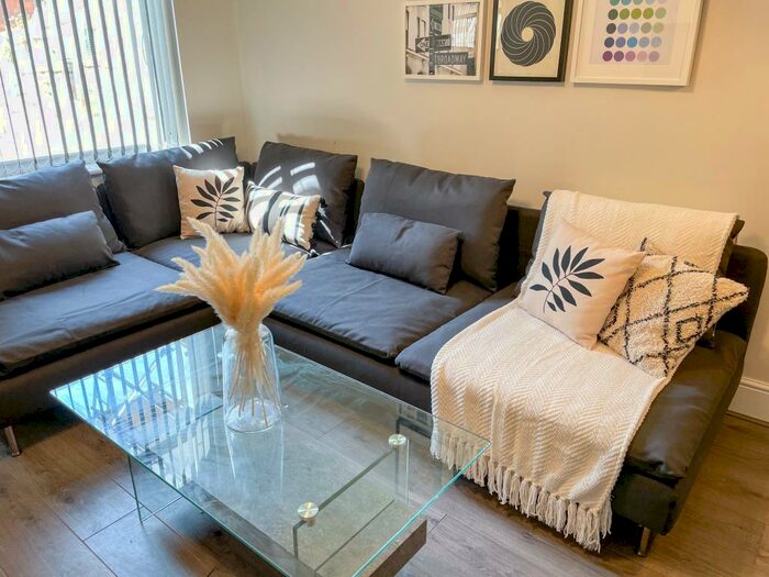 6 Bedroom Terraced House To Rent In Ridley Road, L6