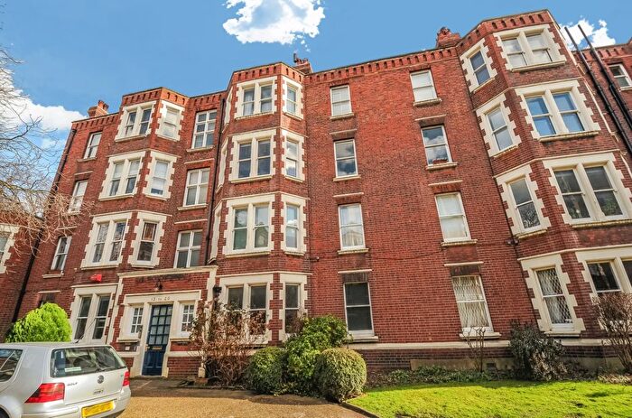 3 Bedroom Flat To Rent In Camberwell New Road, London, SE5