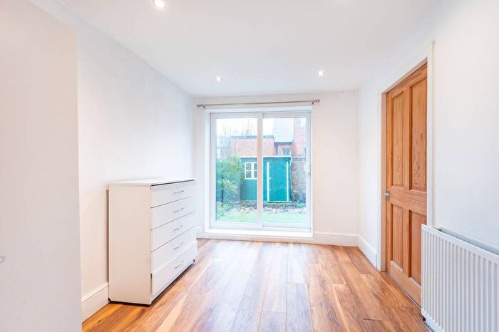 3 Bedroom Flat To Rent In Inman Road, Willesden, London, NW10