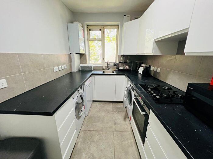 3 Bedroom Flat To Rent In Mortimer Crescent, London, NW6