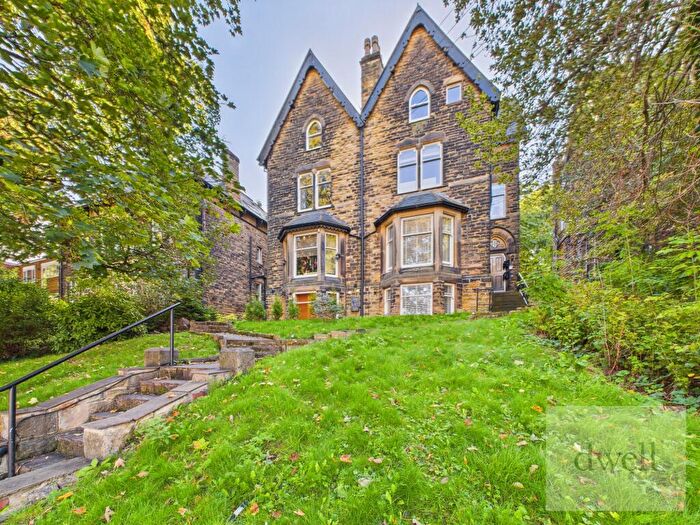 2 Bedroom Flat For Sale In Hollin Lane, Leeds, LS16