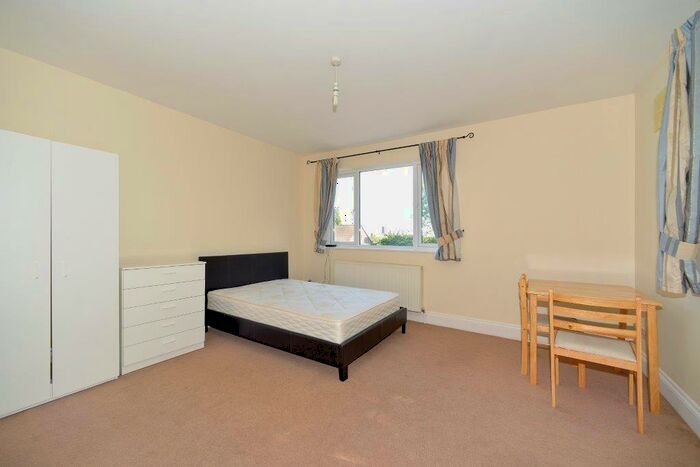Apartment To Rent In Wilderness Road, Guildford, GU2