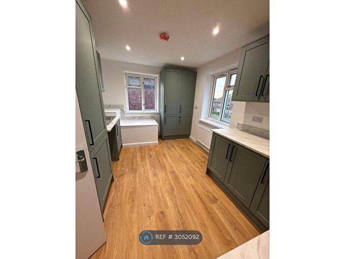 2 Bedroom Flat To Rent In Windermere Road, Chesterfield, S41