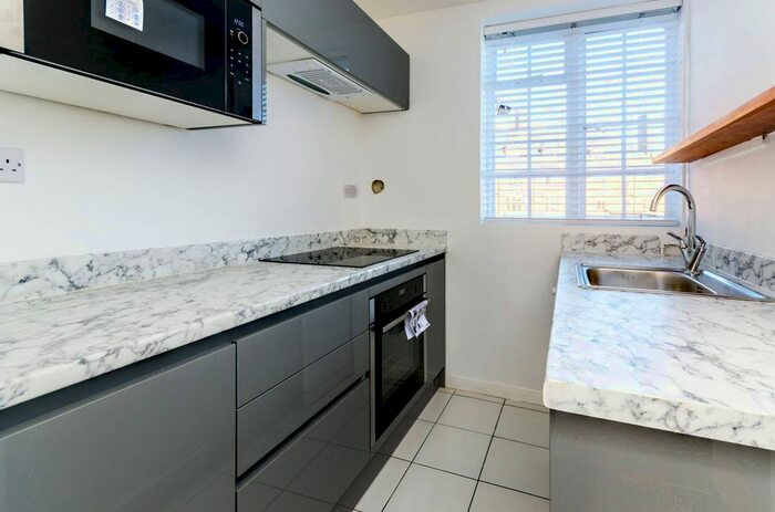 1 Bedroom Maisonette To Rent In Condor Court, Guildford, GU2