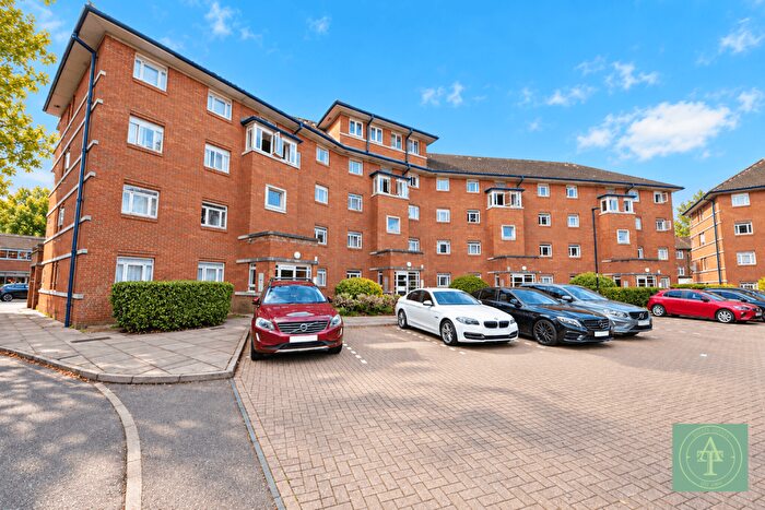 2 Bedroom Flat For Sale In Bourneside Crescent, Southgate, London, N14