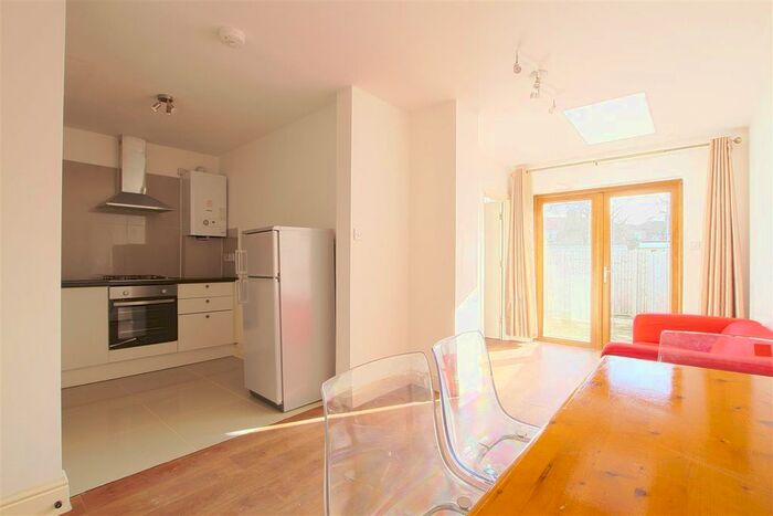 2 Bedroom Flat To Rent In Lee Road, Perivale, Greenford UB6