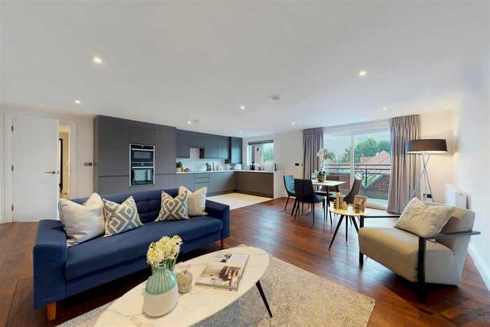 2 Bedroom Flat To Rent In Beechcroft Avenue, Golders Green, NW11