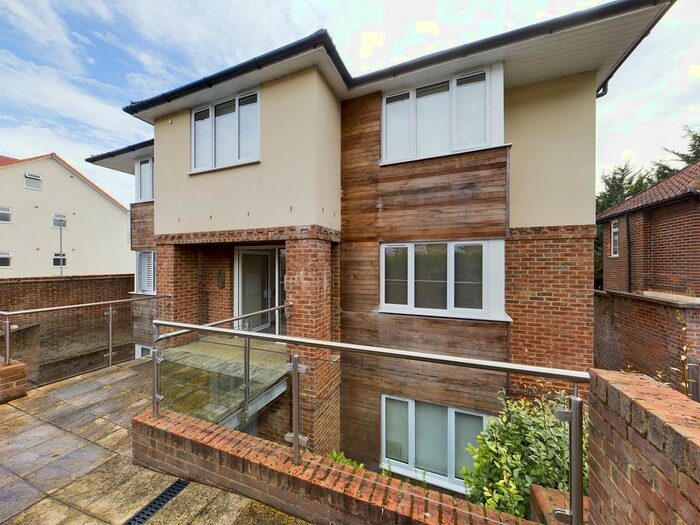 1 Bedroom Flat To Rent In Elizabeth Place, West Wycombe Road, HP12